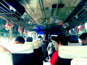 In einem lokalen Bus in Thailand