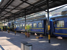 Zug und Bahnhof in Cusco, Peru