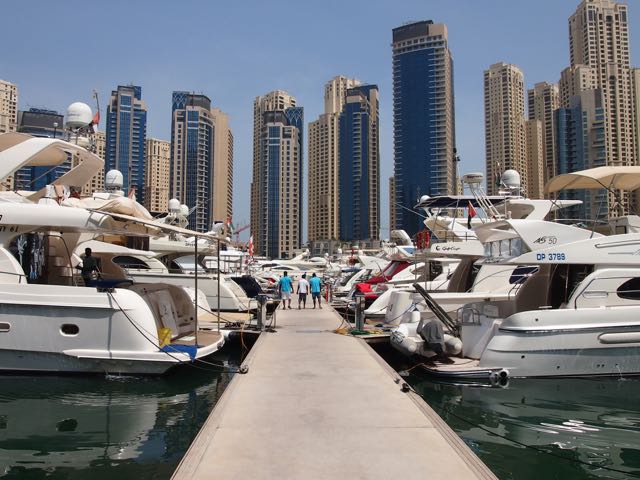 Dubai Marina mit Yachten